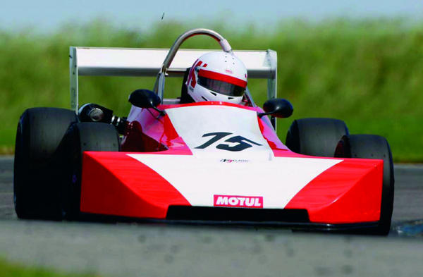 Precioso y espectacular el Lola T670 de 1978, inscrito por Laurent Fort.