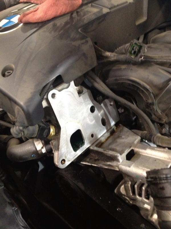 BMWserviceInfo's tweet photo. Picture of E90: oil filter housing gasket repair, removed oil filter housing #BMW http://t.co/OADWoNVf
