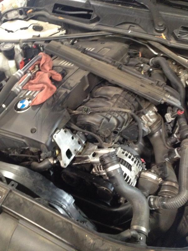 BMWserviceInfo's tweet photo. Second photo of OFH gasket repair #BMW E90 http://t.co/chutTFW7