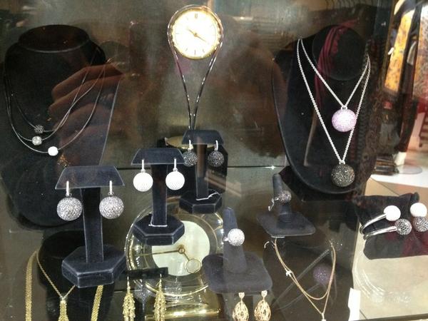 how2girl's tweet image. Amazing jewelry @ZetaGraff #maxfields #losangeles xo