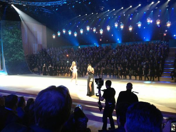 vidialdiano's tweet photo. Black for VSFS? Seriously? I expected more color from u Rih.. RT @HuffPostStyle: http://t.co/gPZOLZxQ