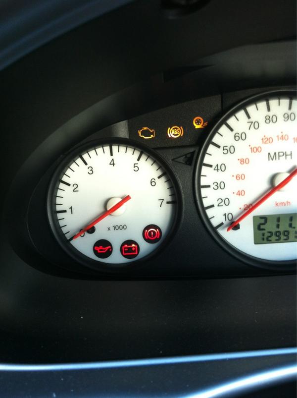 pogletbabe's tweet image. Not the best start to the day #lightson #enginefail #deadpeanut #trafficjam