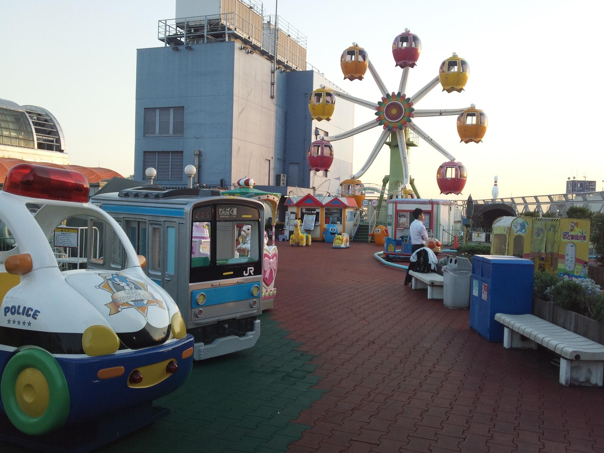 ゆーき Miu404 Twitterissa 東京都大田区にある 東急プラザ蒲田の屋上に行ってみた 小さな観覧車や100円遊具 ゲームセンターが入ってます 昔懐かしいデパート屋上の憩いのスペース そこだけ時代の流れがストップしているような そんな気がした いつまでも残って