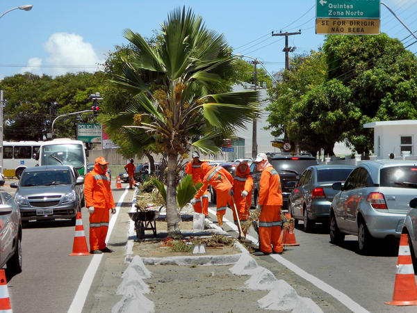 Urbananatal's tweet photo. @urbananatal intensifica limpeza na Avenida Alexandrino de Alencar, no Alecrim. http://t.co/QQhUtSEf