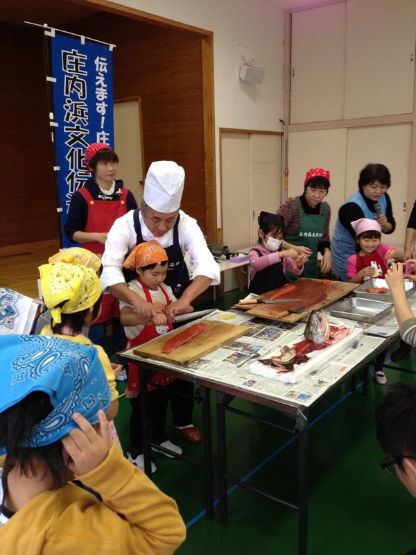 kouhou73's tweet photo. 本日は酒田市松陵保育園にて庄内浜文化伝道師講座を行いました。 
鮭の解体ショー。そしてみんなで鮭のグラタンを作りました。 http://t.co/RQG5MXHD