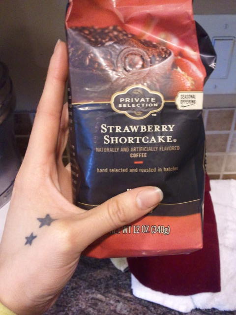 Woke up at 7 am to catch flight to new jersey! Time for strawberry shortcake coffee! Mmmm http://t.c<a href="/tag/airport"class="tags"><span>#airport</span></a><a href="/tag/pizza"class="tags"><span>#pizza</span></a>