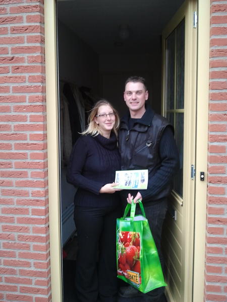 ThereseBouwman's tweet photo. Weer nwe huisbezitters blij gemaakt met 'n welkomstpakket! Welkomstcomité VelveLindenhof @digivelve @jijjijmaaktdebuurt http://t.co/4uRl3RVP