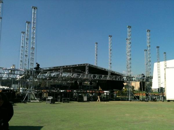 OneMusicandArts's tweet photo. Comienza a tomar forma el escenario del @onemusicandarts SOLO UN DIA MAS YEAH... http://t.co/P6IjXUCI