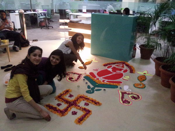 manisha_4sept's tweet image. rangoli at #thesmartcube :)))