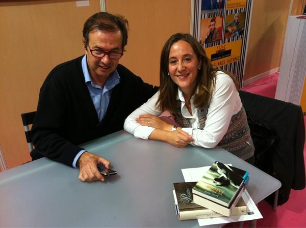 Fllic2012's tweet photo. Javier Moro, en la firma de ejemplares. Hoy, en la FLLIC 2012 http://t.co/ZtzCzWDV