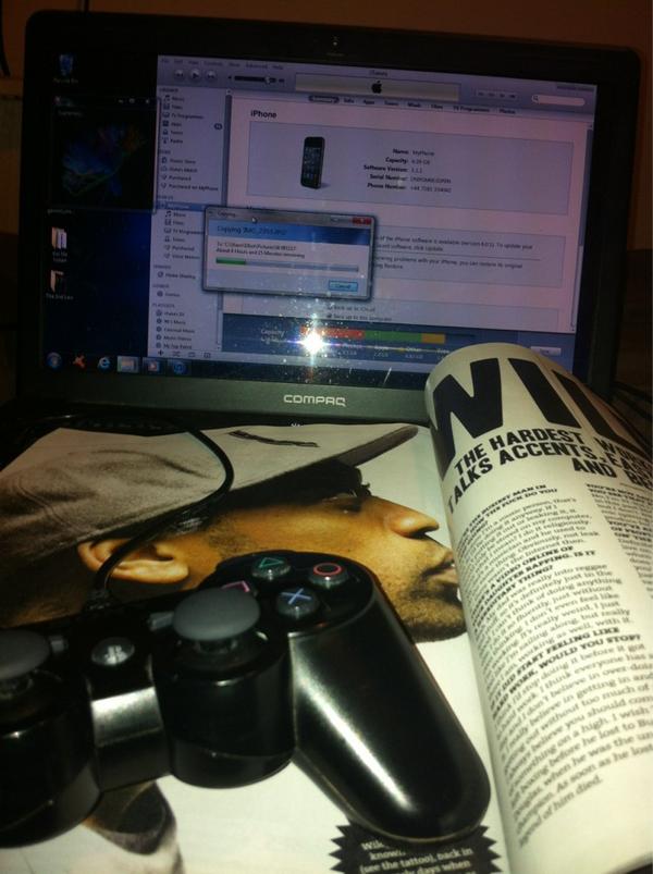 elliotdelve's tweet image. Who said men can&apos;t multitask!!! #IPhoneBackup #Muse #FrontMag #Madden