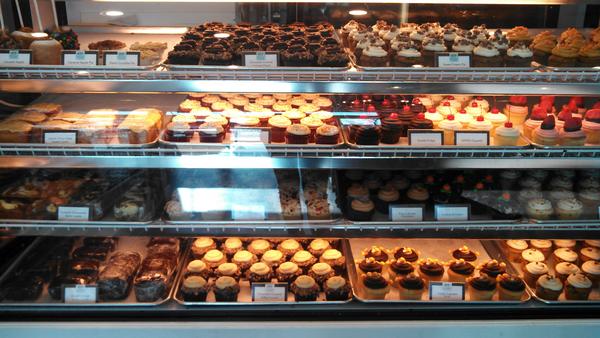 grace_zubiriaa's tweet image. Look at all of those delicious looking cupcakes! *drools everywhere* O.O #ImGoingBack