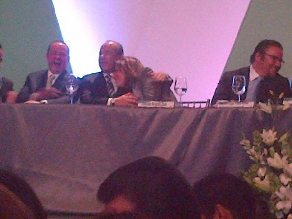Eso es amor!!! <a href="/FelipeCalderon/">Felipe Calderón 🇲🇽🇺🇦</a> y <a href="/Mzavalagc/">Margarita Zavala</a> en la comida de la #CIRT escuchando a marco antonio muñiz