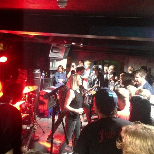 thehexrus's tweet photo. Stappa sjappe @BrukBar med @bloodcommand #diealegend http://t.co/mhJJelR0