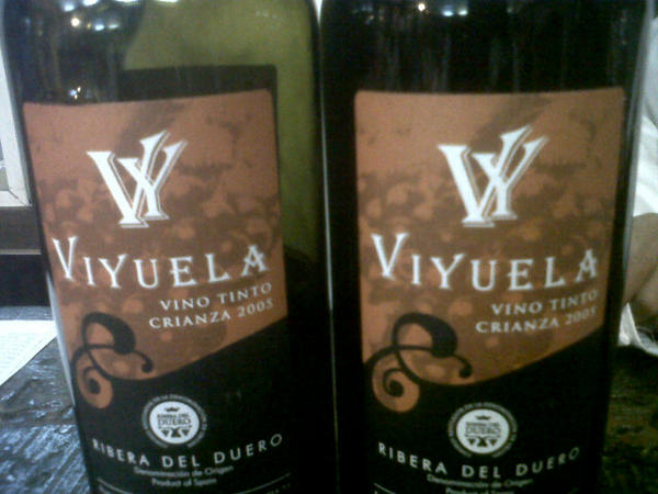 Ahora en <a href="/_lahuerta/">La Huerta Restaurant</a> degustando VIYUELA Crianza 2005. Para esos Boleros Corta Venas como Motivo, Amar y Vivir, Desahogo