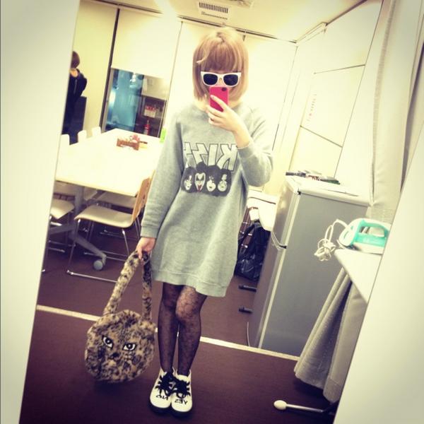 今日の私服。KISS！珍しく黒タイツ！寝癖が発芽米してる