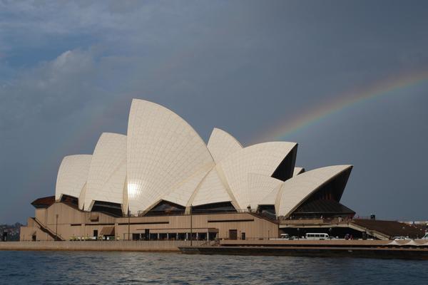 frankwubben's tweet photo. met een regenboog wordt het Sydney Opera House nog mooier http://t.co/xotkP6lf