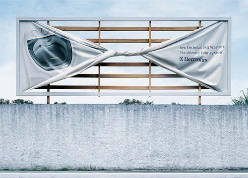 Outdoor criativo promovendo linha de lavadoras da Electrolux, que faz com que as roupas saiam praticamente secas.