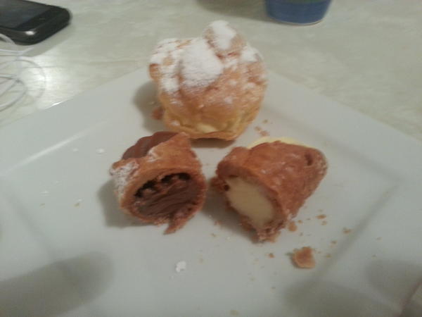 jasontonelli's tweet photo. What a full canolo should look like. Tastes good too!!!! http://t.co/gqklYZO