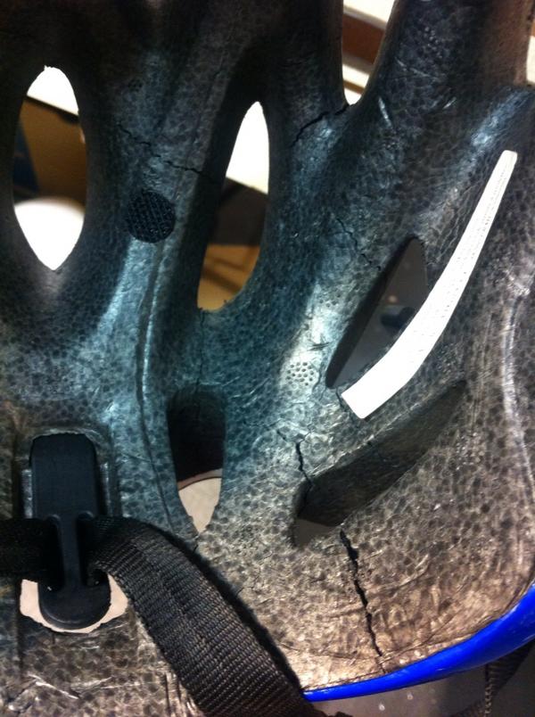 KraniumDesign's tweet photo. Cracks in an EPS helmet after a minor fall! http://t.co/laAL5n9P