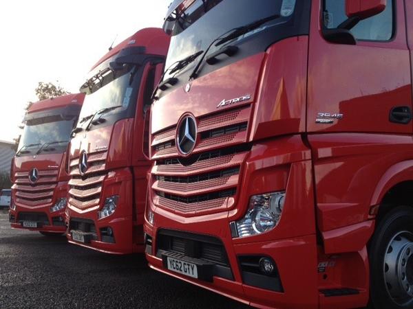 mercedestim's tweet photo. Lady in Red @MercedesTruckUK @Motor_Transport @CVDealer http://t.co/fHEH8ons