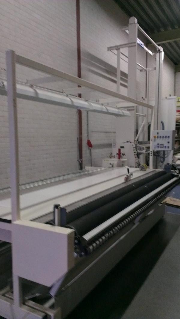 Onze nieuwste aanwinst!!!!
Een nieuwe snijtafel met lichtbak, voor kamerhoge stoffen.