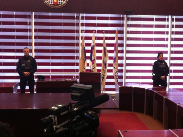 philbonneville's tweet image. Deux policiers montent la garde à côté du lutrin qui sera utilisé par le maire Vaillancourt...dans deux heures !