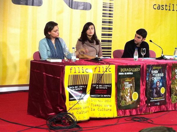 Fllic2012's tweet photo. Laura Gallego en su encuentro con lectores. FLLIC 2012 http://t.co/W1hpEwKj