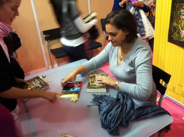 Fllic2012's tweet photo. Ahora en la FLLIC Laura Gallego firmando ejemplares de su libro http://t.co/5sidiv2i