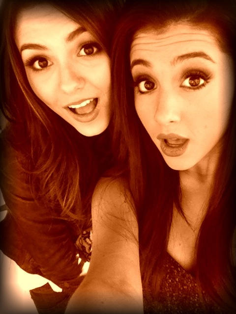 GrandeaAriana's tweet photo. With @VictoriaJustice http://t.co/dG7UBzTU