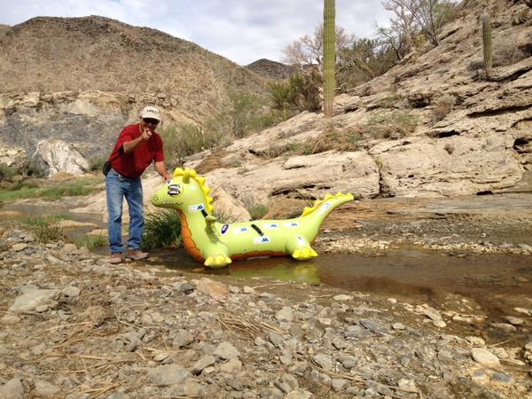 rodhallracing1's tweet photo. Rod Hall finds a random fan prerunning Baja. #Baja1000 #offroad http://t.co/Yi4kebUp