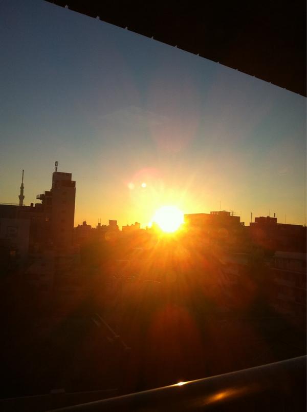 tabimiarara's tweet photo. 朝日とスカイツリー http://t.co/fJzx2nk