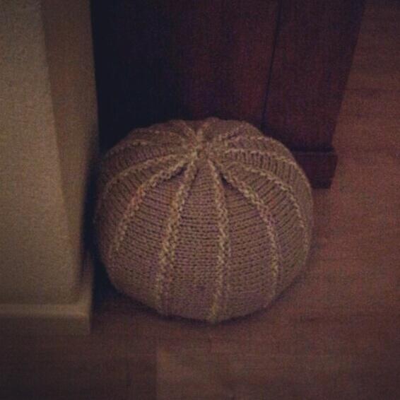 PrinsDesign's tweet image. De foto is wat donker maar we maken nu ook super leuke poefjes! Interesse in een #poef? Stuur me dan een tweetje!