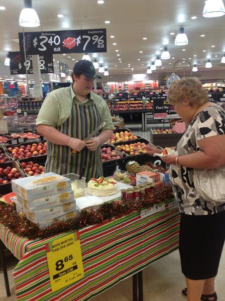 AndrewOnthechew's tweet photo. Stu @ Woolworths 2663 knows how to cook a mean Pav! :) http://t.co/3vTxccUN