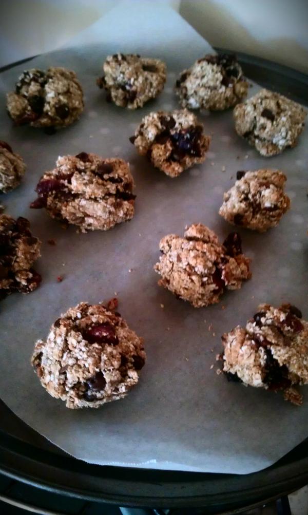 Fresh out the over, <a href="/TaralynnsTweets/">Taralynn McNitt</a> Honey Oatmeal Carnberry Cookies, all the way in Australia!