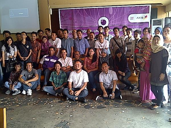 Indonesia_Pedia's tweet photo. Panitia, pembicara, peserta n #jombloSMG foto bareng di puncak #eduAXIS. Ktm lg tahun depan yaaa @dunia_AXIS http://t.co/xvo0zZez