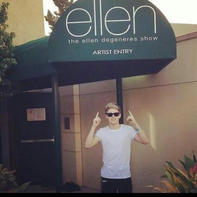 iHarryNavy's tweet photo. Hi Ellen, ..... oh wait. http://t.co/VTvfAD1n