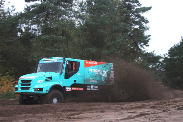 RRiessie's tweet photo. Donderdag een stukje mee mogen rijden met Gerard de Rooy, Geweldig!! Wat een power zit er in een vrachtwagen zeg..... http://t.co/y3FVtVQk