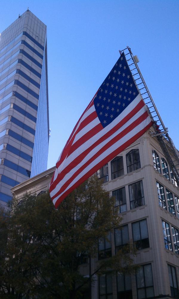 ConnorPHughes's tweet image. Veterans day parade on my street this morning! #uptownliving #largeflags #neighborswithMJ