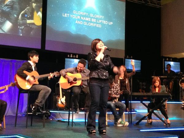TamRowe's tweet photo. My beautiful friend @Lia_Chan leading us in2 Gods presence and giving Him all glory for her healing. So anointed http://t.co/0XVWCu9C