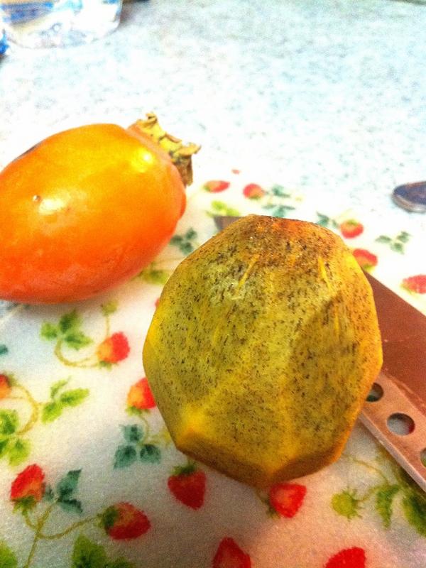 _SHUN_0427's tweet photo. 干し柿最高！RT @umerisa510: むいたら、ゴマいっぱい！らきー

今日は、柿食べ過ぎたな。田舎の子はら柿が大好きらしいね…(´Д` )〆%¥×＊〒 http://t.co/eqA40gr9
