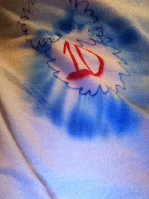 Lexiluvzcookies's tweet image. I just made a one direction tie dye shirt! It looks amazing! #onedirectionshirt @onedirection