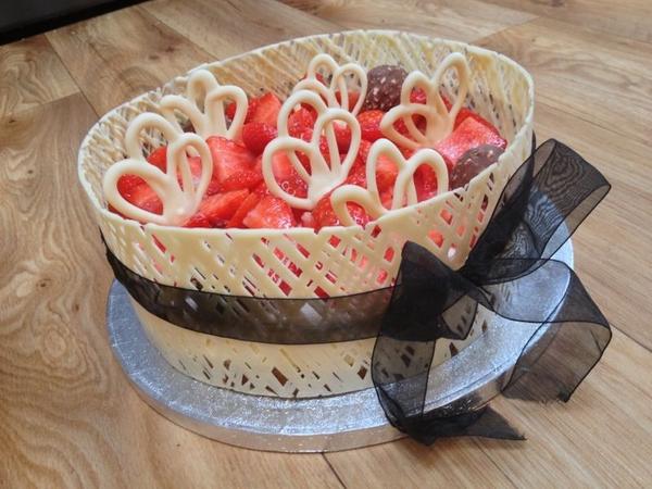 FineCheesecakes's tweet photo. Madagascan vanilla cheesecake with strawberries and white chocolate fence http://t.co/3lQ7E3Pk