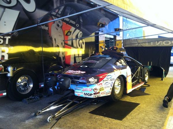 ProfessorWJ's tweet photo. Both teams getting ready to roll up to the line for round two! #SmashMuckChampions #NHRA #WarrenJohnson http://t.co/d3V4OYG7