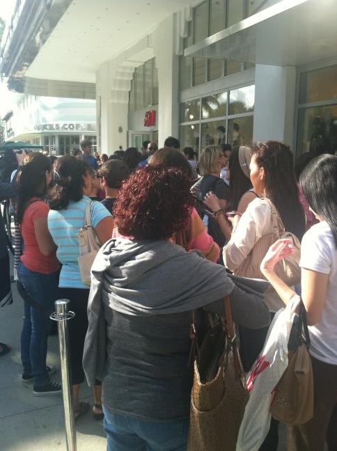 Wow look at this line to get in h&amp;m😳😳😳 http://t.co/5DcVoi6g