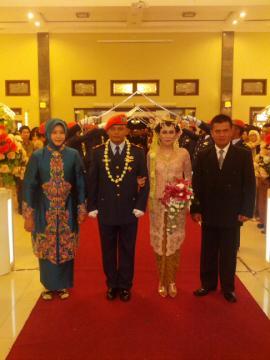 Fabolousdian's tweet photo. Happy wedding @stellakrn &amp; bang ivan 10-11-12 #bighug http://t.co/YAigNAFu