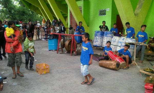 SowanCommunity's tweet photo. Ada yang keren di Pasar Minggu. Kreatifitas anak muda 'Music Patrol Perkusi', Mulyorejo, Malang. http://t.co/owCnWbpa