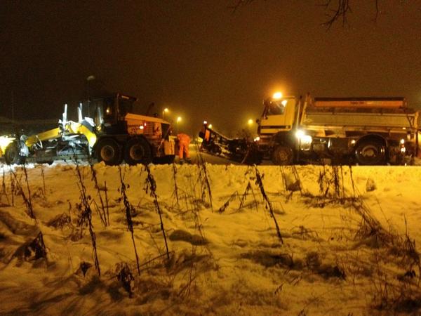 Strandhaug's tweet photo. Redningsaksjon på kopperud i helga ass! Dæssa polakka klarer ikke å holde styr på kjerra, alle ligg joå flyt grøfta! http://t.co/t8AYBA2T