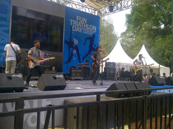 DrivenByAnimals's tweet photo. Gantian dulu nyanyinya ama @D_e_m_a_s ya.. @Budi_Drive nya udah sekarat.. :p http://t.co/XSxb4AJN