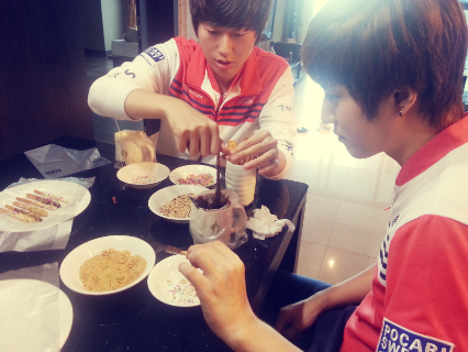 Rynn__go's tweet photo. 택명의 빼빼로 만들기 기사가 나갔네요~ 진짜로 두 선수가 직접 만들었다는 걸 증명할 인증샷 추가ㅋ.ㅋ 나중엔 재료가 부족해서 아쉬워하기도! http://t.co/OZDfoBbz